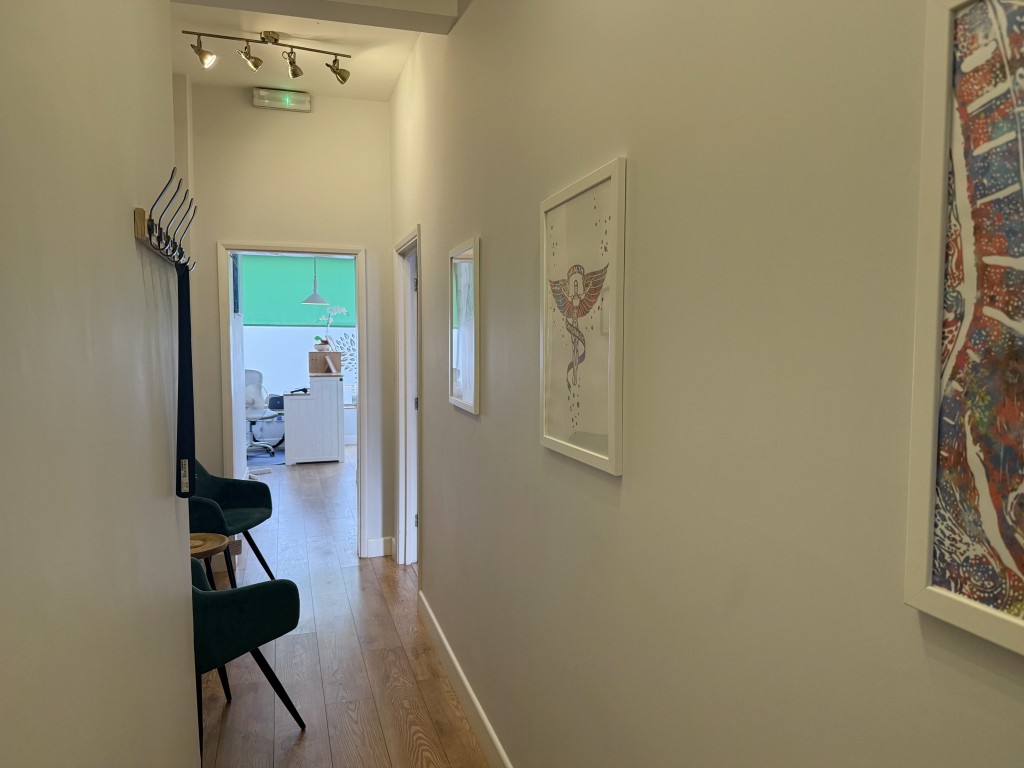 Lot: 55 - FREEHOLD TOWN CENTRE COMMERCIAL INVESTMENT - Inner Hallway to Therapy Rooms